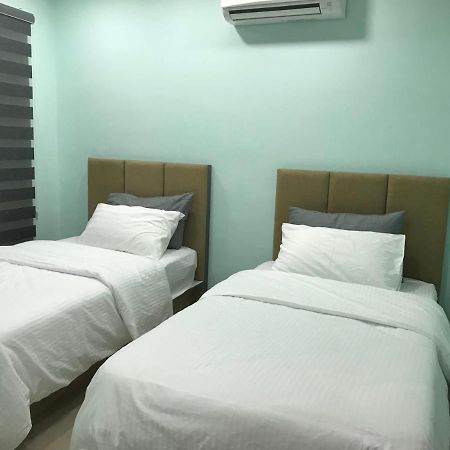 Homestay Stardow~星窗名宿~ Johor Bahru Buitenkant foto