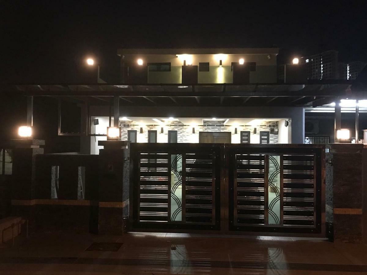 Homestay Stardow~星窗名宿~ Johor Bahru Buitenkant foto